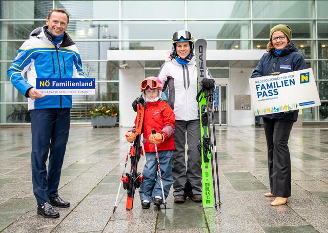 Tourismus- und Sport-Landesrat Jochen Danninger, Veronika Nutz mit Tochter Nora und Familien-Landesrätin Christiane Teschl-Hofmeister | Foto: NLK Filzwieser