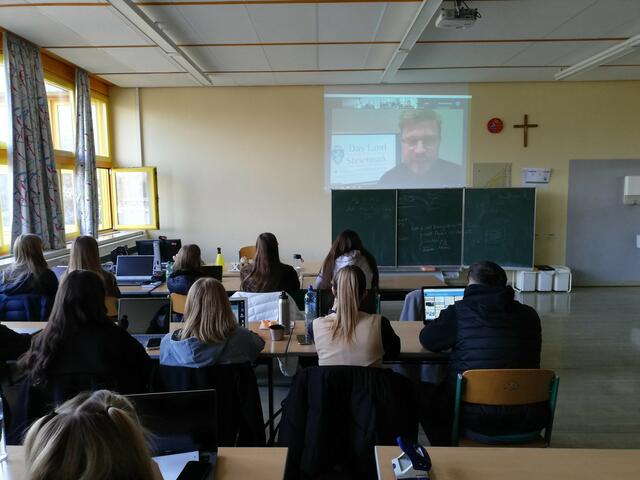 Ein spannender Vormittag: Die Schülerinnen und Schüler durften einen Einblick in das Räderwerk der EU erhaschen.  | Foto: HLW Deutschlandsberg