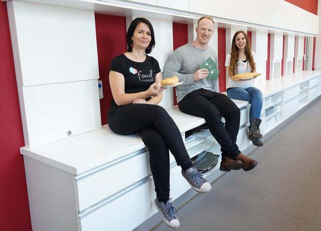 Haubis-Gebäck auf dem Prüfstand im Genusslabor am Campus in Wieselburg: Kathrin Heim, Roman Kronberger und Roswitha Enzelberger | Foto: FHWN