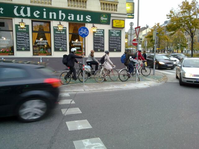 Zu eng, zu kompliziert: Der Gürtel-Radweg ist bei vielen mehr als unbeliebt. Eine Lösung ist derweil aber nicht in Sicht.  | Foto: Radlobby
