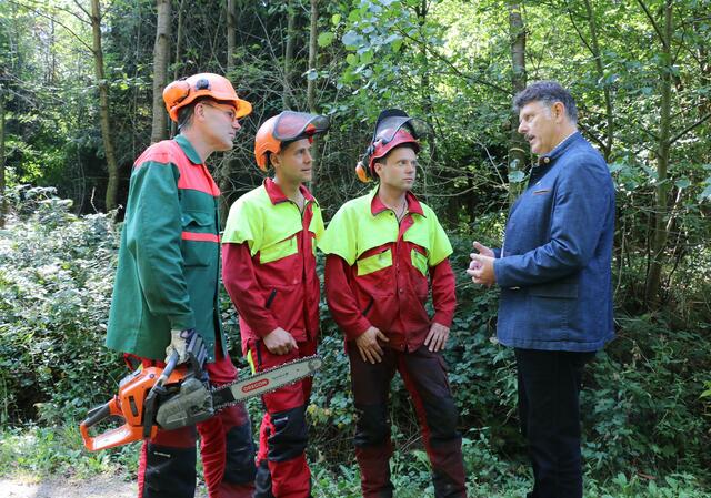 NÖ LAK-Präsident Ing. Andreas Freistetter im Gespräch mit Forstarbeitern | Foto: NÖ LAK