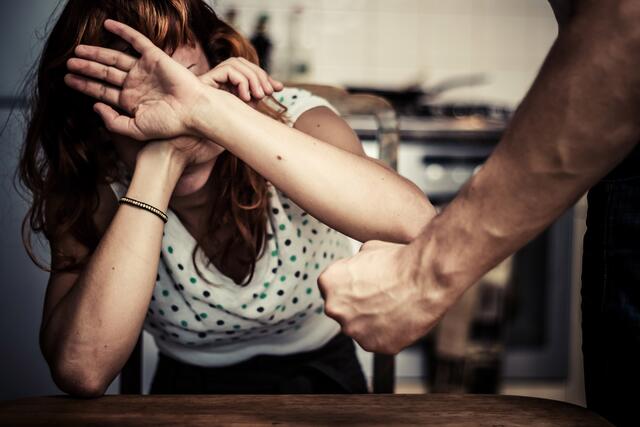Immer mehr Frauen sind Gewalt ausgesetzt.  | Foto: lofilolo/panthermedia