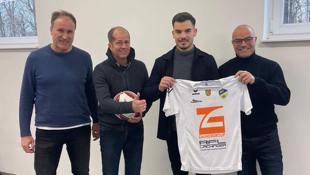 Dejan Misic (2. v. r.) wechselt von Bad Schallerbach nach Wallern. Sehr zur Freude von Trainer Rainer Neuhofer und der beiden Sportlichen Leiter Albert Huspek und Thomas Weissenböck (v. l.). | Foto: SPG Wallern/St. Marienkirchen