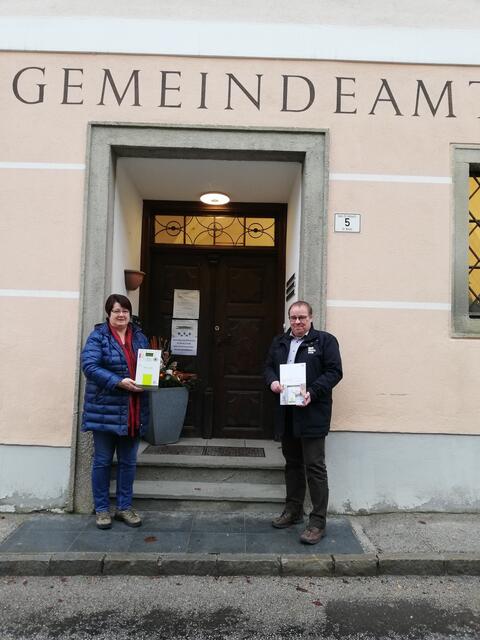  Karl Peter, Leiter des Netz NÖ Service Centers Scheibbs, stellt Bürgermeisterin Waltraud Stöckl die neuen Smart Meter vor. | Foto: Netz NÖ