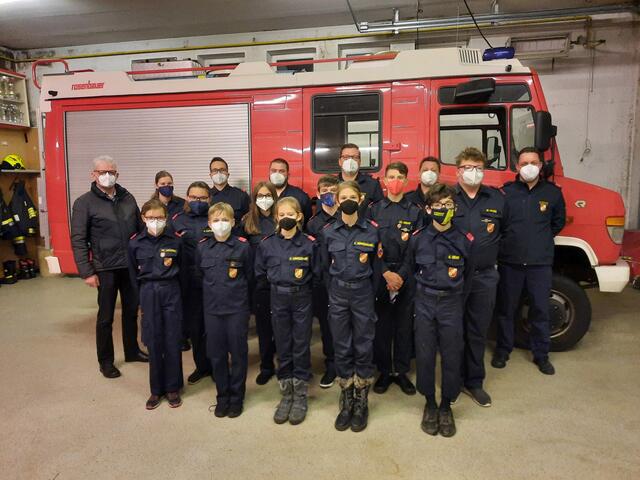 1. Reihe v.l.: Mirjam Haude, David Fuchs, Hanna Winkelbauer, Emilie Winkelbauer und Amir Deari
2. Reihe v.l.:. Milena Koppensteiner, Nina Fuchs, Clemens Schulner, Christopher Knapp und Raphael Haude
3. Reihe v.l.: Bürgermeister Alois Strondl, Jugendbetreuergehilfin Anja Pregesbauer, Jugendbetreuergehilfe Florian Kocaget, Jugendbetreuer Benjamin Thor, Kommandantstellvertreter Martin Strondl, Leiter des Verwaltungsdienstes Helmut Fuchs und Kommandant Daniel Müllner | Foto: FF Albrechts