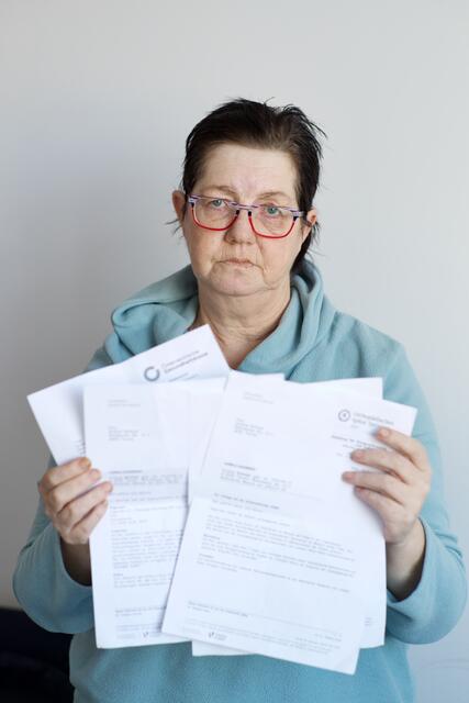 Andrea Schmid mit ihren vielen Arzt-Schreiben.