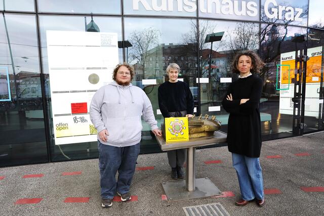 Freuen sich über das Österreichische Umweltzeichen: André Getreuer-Kostrouch (Logistik-Leiter, Universalmuseum Joanneum), Katia Huemer (Kuratorin, Kunsthaus Graz) und Katrin Bucher Trantow (Interimistische Direktorin des Kunsthauses Graz)  | Foto: Kunsthaus Graz /J.J. Kucek