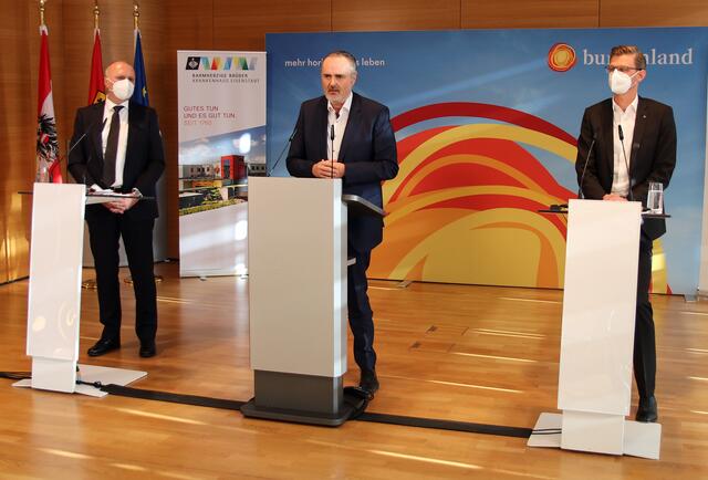 LH Doskozil präsentierte am Dienstag mit KRAGES-Geschäftsführer Hubert Eisl (l.) und KH-Direktor Robert Maurer den Regionalen Strukturplan Gesundheit 2025, der unter anderem weniger Spitalsbetten beinhaltet  | Foto: LMS Burgenland