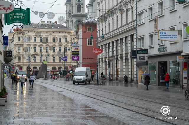 Seit 11. Jänner gilt FFP2-Maskenpflicht draußen bei zu geringem Abstand und der Handel muss 2G-Nachweise kontrollieren. | Foto: fotokerschi.at