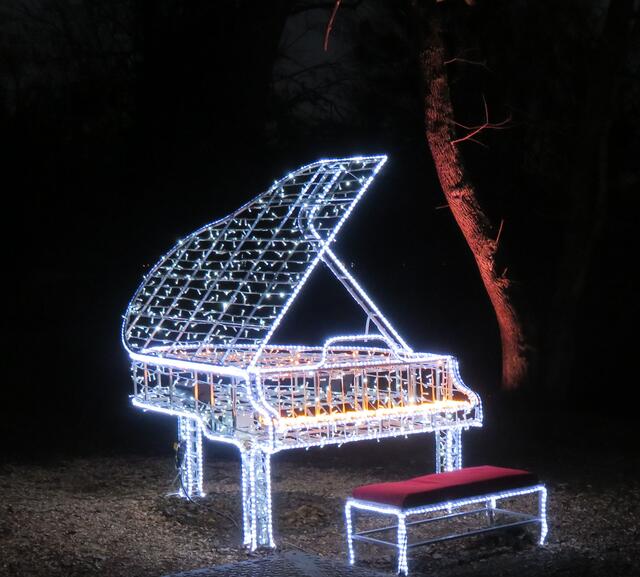 Ich glaube, dass ist das Klavier von Liberace - wer kennt ihn noch? | Foto: © Gabriele Czeiner