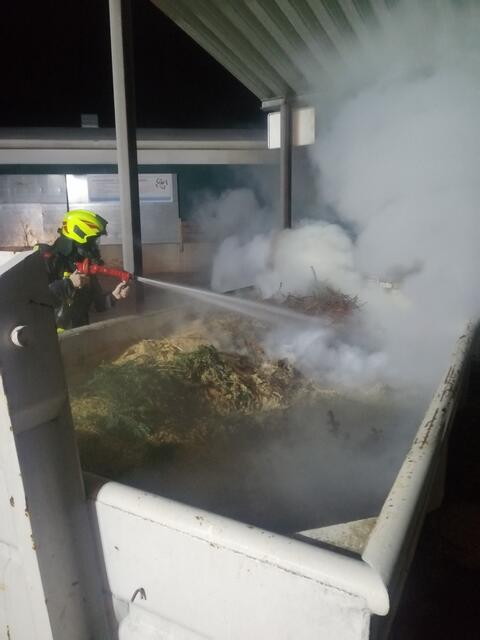 Löschen des Feuers im Grünschnittcontainer in Stratzing.  | Foto: FF Stratzing