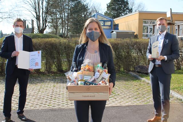 Vorjahressiegerin Tanja Stingeder mit ihrem Pabneukistl, rechts Michael Wimmer (Junge Wirtschaft), links Hannes Riegler (Sparkasse OÖ).