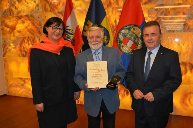 Vizebürgermeister Andrea Wiesmüller und Bürgermeister Franz Mold überreichten Friedrich Kolm die Silberne Ehrennadel der Stadtgemeinde Zwettl. | Foto: Stadtgemeinde Zwettl