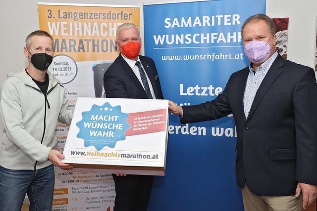 Peter Rathammer und Wolfgang Motz übergaben den Spendenscheck an Samariterbund-Präsident Franz Schnabl (mi.). | Foto: ASBÖ