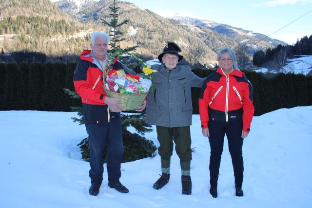 Der Jubilar Rudolf Berger (Mitte) mit den Gratulanten der Berg- und Naturwacht Zederhaus, Michael Gfrerer und dessen Tochter Michaela. | Foto: Berg- und Naturwacht Zederhaus