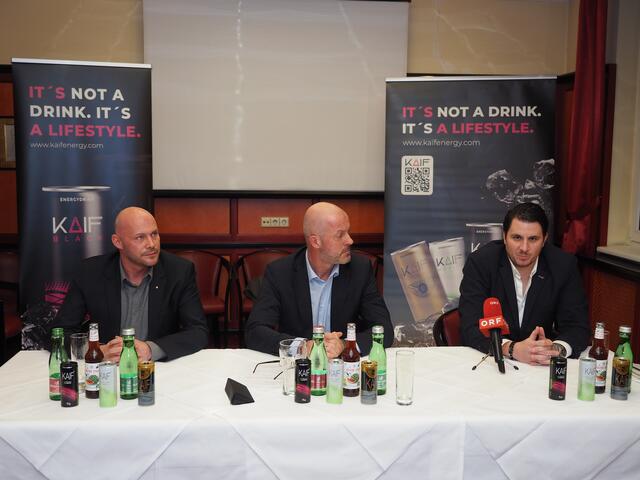 Pressegespräch in Leoben: Thomas Pfeiffer (GF Ancor Management AG), Rechtsanwalt Andreas Hämmerle, Mario Bichler, Vorstandmitglied des DSV Leoben (v.l.). | Foto: RegionalMedien/Gaube