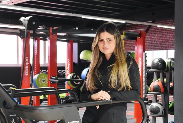 Die 22-jährige Wolfsbergerin Reem arbeitet als Studioleiterin und Personal Trainerin im Clever Fit Wolfsberg.  | Foto: MeinBezirk.at