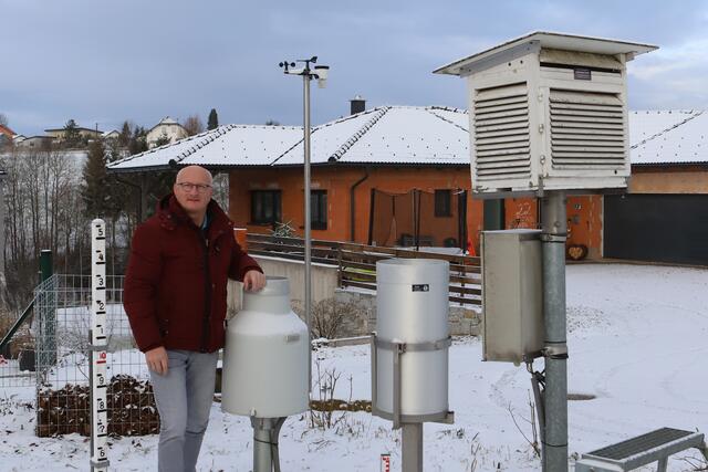 Franz Hauzinger beobachtet seit 31 Jahren das Wetter in Münzkirchen. Für die Landwirtschaft war 2021 ein gutes Jahr, sagt er | Foto: Hauzinger