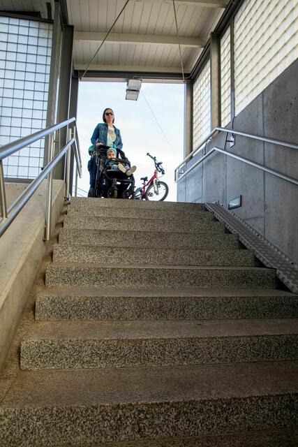 Aktuell erreichen Personen die Bahnsteige teilweise nur über Treppenzugänge.