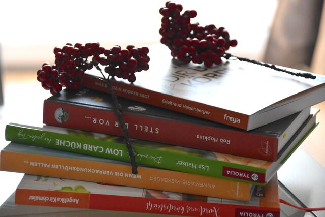 Neue Freunde für das Bücherregal: Diese Kochbücher, Ratgeber und Ansichten von besonderen Menschen können die erste Jahreshälfte bereichern.  | Foto: Barbara Fluckinger