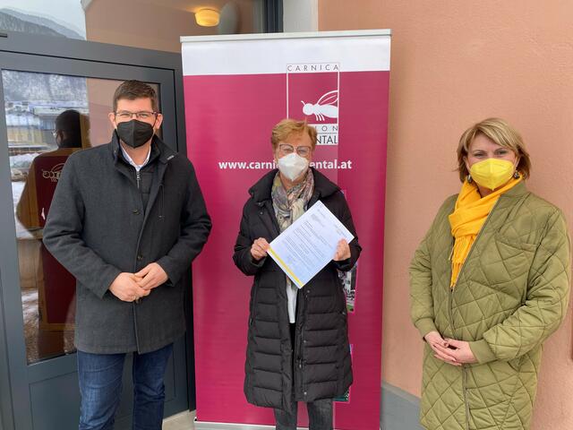 LR Martin Gruber, Ingeborg Schönherr (Carnica-Region) und SR Helga Seeber. | Foto: Büro LR Gruber/Posch