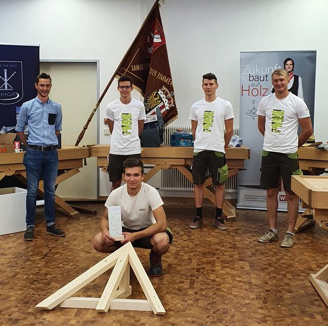 Buchner-Lehrlingscoach Philipp Katzenschläger (l.) mit Tobias Birklbauer und Jakob Schulner aus Königswiesen, Tobias Eckl aus Liebenau und Philipp Kreindl (vorne) aus Kaltenberg.  | Foto: Holzbau Buchner