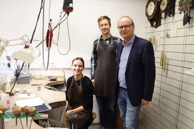 Martin Winkler und Dominic Krammer sind für die Ausbildung von Sophia Sailer (v.li.) zuständig und sprechen ihrer angehenden Goldschmiedin größtes Lob aus. | Foto: Siegele