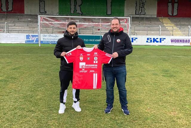 Der sportliche Leiter des SKV Steyr, Jürgen Tröscher (r.), mit Neuzugang Oguzhan Sivrikaya. „Ogi“ wird die Nummer 11 tragen.  | Foto: SKV Steyr