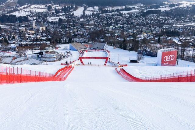 Tribünen aufgebaut. | Foto: HKR/alpinguin
