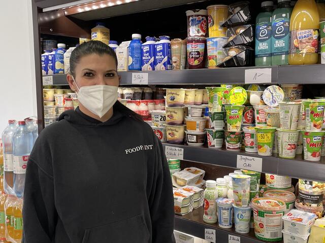 Milch, Joghurt und mehr: Das Angebot ist abwechslungsreich, so Shopleiterin Ibolya Siba. | Foto: Karl Pufler