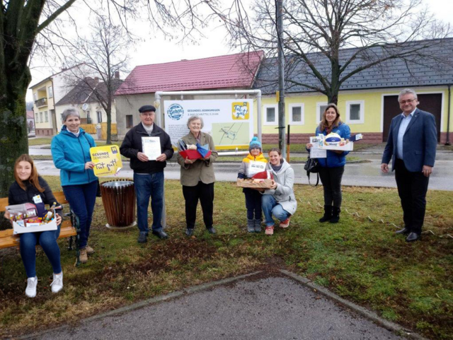 Preise für wanderfreudige Bürger. | Foto: Gemeinde Jedenspeigen