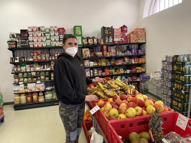 Shopleiterin Ibolya Siba bei der Obst-Theke. | Foto: Karl Pufler