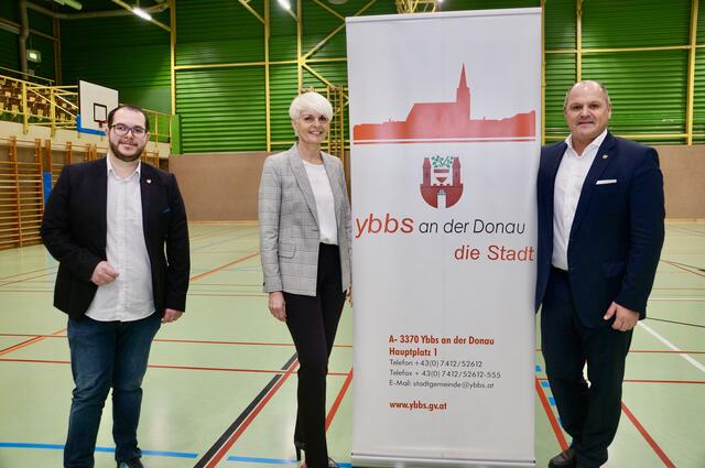 Der Tag der Verkündung: Ulrike Schachner (am Bild mit Vize Dominic Schlatter und Alois Schroll) wird als neue Ortschefin vorgestellt. | Foto: Daniel Butter/Archiv