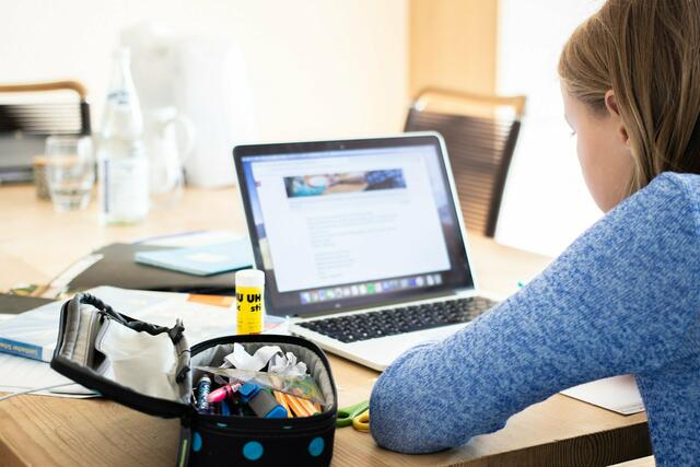 Auch in diesem Jahr stellen sich die weiterbildenden Schulen online vor. Dazu wurden virtuelle Schulrundgänge online gestellt und teilweise besteht auch die Möglichkeit direkt an Onlinemeetings per Zoom teilzunehmen. | Foto: pixabay/ZapCulture