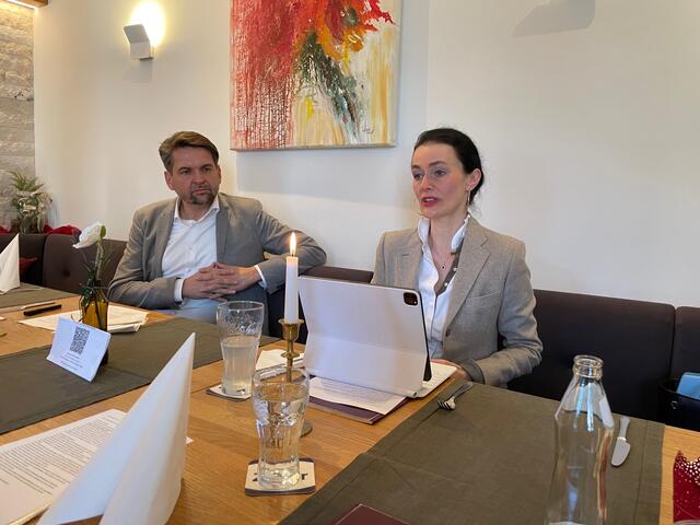Peter Lehner, Vorsitzender der Konferenz der Sozialversicherungsträger, und Angelika Reitböck, Präsidentin des österreichischen Hausärzteverbands. | Foto: Weymayer