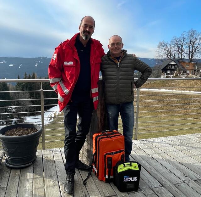 Immer dabei: Einsatzrucksack und Defibrillator, mit dem First Responder Martin Kriebernegg seinem zwei Kilometer entfernt wohnenden Nachbarn Rupert Narnhofer das Leben gerettet hat. | Foto: Susanne Veronik