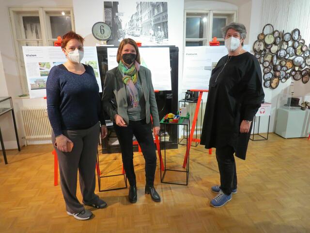 Monika Grußmann (Bezirksmuseum Neubau), Andrea Mann (Agenda Neubau) und Petra Hirschler (TU Wien) zeigen die Ergebnisse der Planungsaufgabe. | Foto: Sabine Krammer