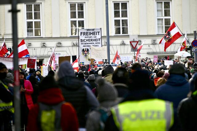 Rund 1.400 Corona-Maßnahmengegener zogen am 19. Jänner durch die Linzer Innenstadt bis zur Herz-Jesu-Kirche. Vor einem Hort in der Wiener Straße sollen einige Teilnehmer Kinder verängstigt und belästigt worden sein. Bürgermeister Klaus Luger fordert jetzt Schutzzonen für Schulen und Kinderbetreuungseinrichtungen bei Demonstrationen (Symbolfoto). | Foto: BRS/Baumgartner