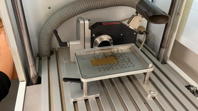 Das zu gravierende Schmuckstück wird in das Gerät eingelegt. | Foto: Siegele