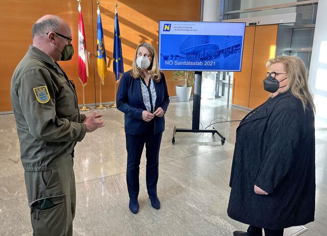 Brigadier Martin Jawurek, LRin Ulrike Königsberger-Ludwig u. Sanitätsdirektorin Dr. Irmgard Lechner  | Foto: Büro LRin Köngisberger-Ludwig