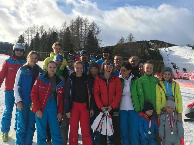 Mitglieder des SC Reichenfels lehrten zahlreichen Kindern das Skifahren.  | Foto: SC Reichenfels