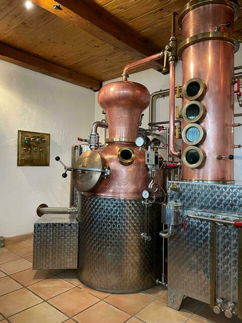 Der Kessel hat eine Füllmenge von etwa 150 Liter. Die Maische wird erhitzt und Alkoholwasserdämpfe steigen auf.   | Foto: Michael Steger