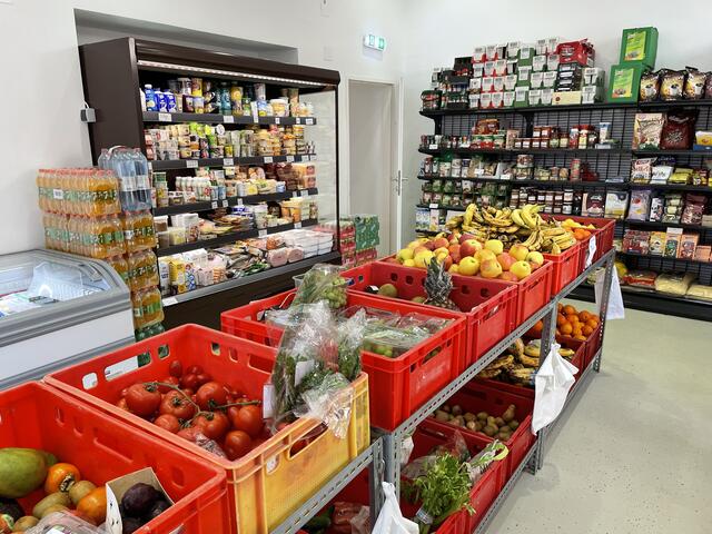 Das Angebot im Favoritner Sozialmarkt Foodpoint kann sich sehen lassen – und ist günstig. | Foto: Karl Pufler