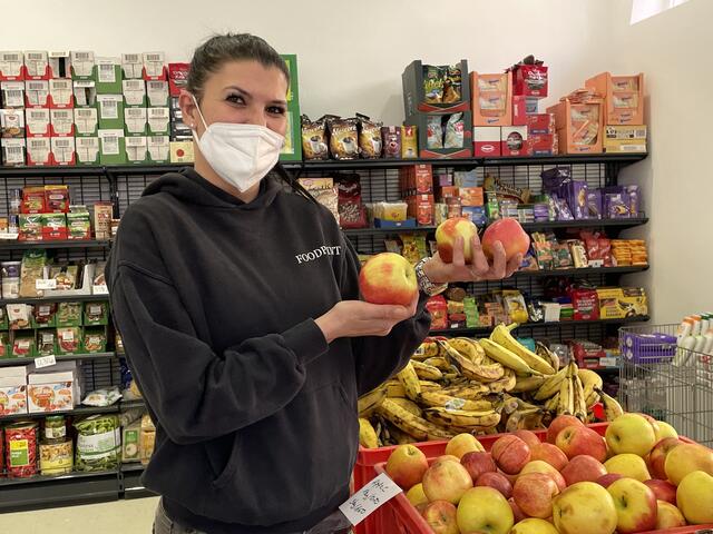 Shopleiterin Ibolya Siba (34) ist seit eineinhalb Jahren bei Foodpoint mit dabei. | Foto: Karl Pufler
