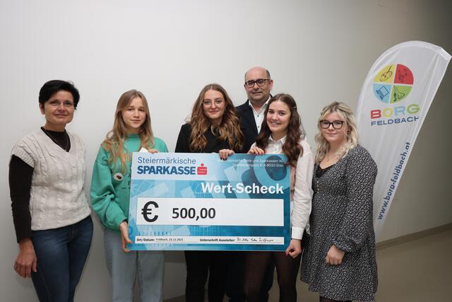 Scheckübergabe an Andrea Descovich (l.) von den Psychosozialen Diensten.  | Foto: Borg Feldbach 