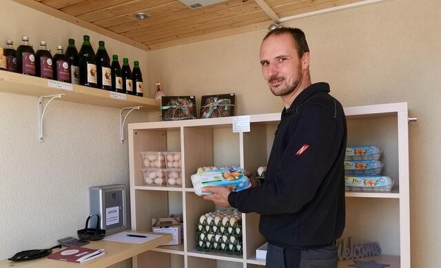Andreas Brunner vulgo Masser heißt alle Kunden in der neuen Selbstbedienungshütte in Oberpreitenegg willkommen. | Foto: Bachhiesl