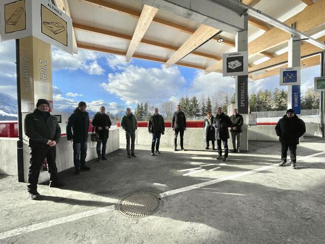 Die Innsbrucker Gemeinderäte besuchten letzte Woche den neuen Recyclinghof Tulfes/Rinn. Eine Führung durch die neue Sammelstelle gab es von Bgm. Martin Wegscheider höchstpersönlich. | Foto: Kendlbacher