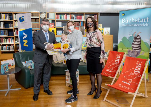 LR Ludwig Schleritzko, Stefanie Hobiger mit Sohn Leo und GF Ursula Liebmann (Treffpunkt Bibliothek) | Foto: NLK Filzwieser