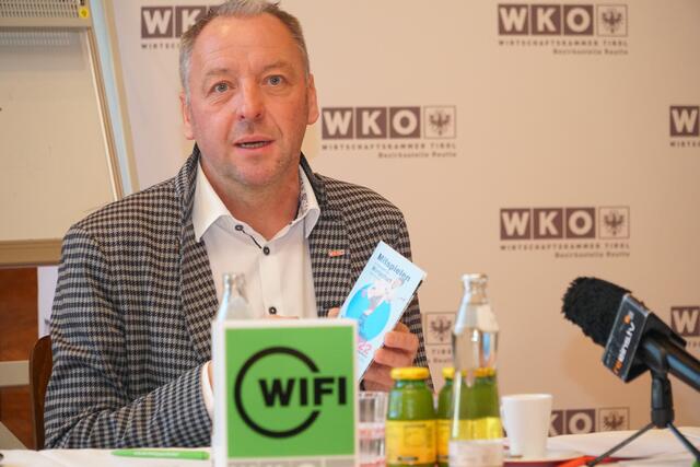 Messeobmann Wolfgang Winkler wirbt für die 5. Wirtschaftsmeile. | Foto: Reichel