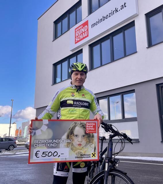 Gerhard Fischer, Vorsitzender der Radlobby OÖ, spendete heuer jeweils 500 Euro für vier Bezirke. | Foto: BRS/Gschwandtner